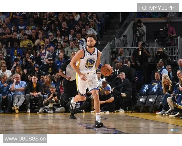 克莱手感回暖却遭冷落赛后愤怒扔水瓶表达不满情绪